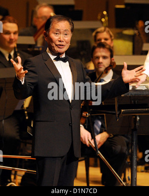 George Takei hébergeant l'Orchestre symphonique de Toronto's films spectaculaires. Banque D'Images