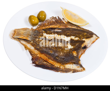 Seul le poisson frit sur la plaque isolé sur fond blanc Banque D'Images