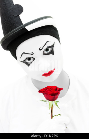 Malheureux Pierrot en high key en noir et blanc avec une rose rouge Banque D'Images