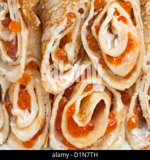 Rouleaux de crêpes avec du caviar rouge close up Banque D'Images