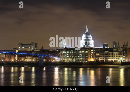 La Cathédrale de St Paul, photographié par nuit à partir de la rive sud de la Tamise, Londres UK Banque D'Images