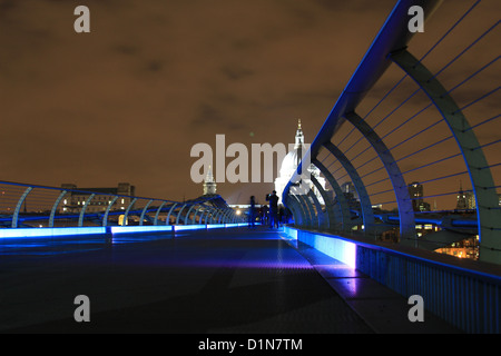 La Cathédrale St Paul prises la nuit du Millenium Bridge Banque D'Images