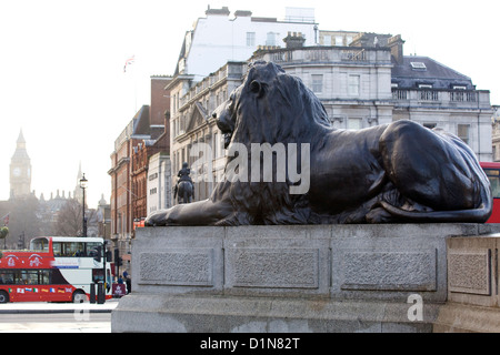 L'un des quatre célèbres Lions au Trafalgar Square London England Banque D'Images