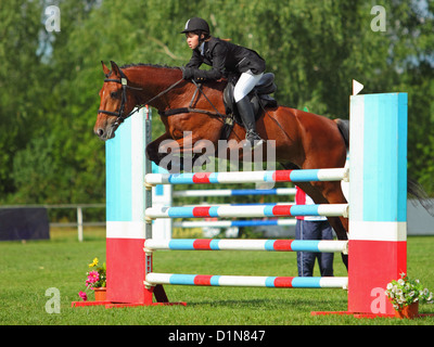 Cavalier au saut à cheval sur barrière durant Moscou Horse Show Banque D'Images