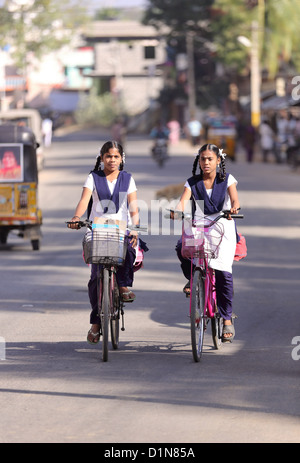 Les filles indiennes allant à l'école avec des vélos de l'Andhra Pradesh en Inde du Sud Banque D'Images