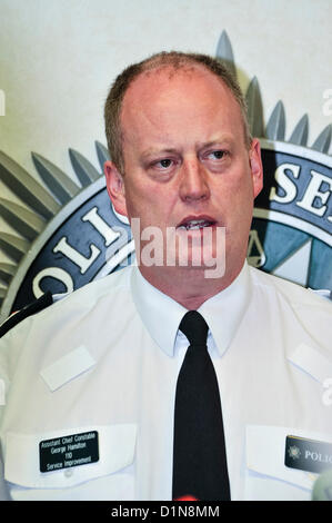 31 décembre 2012, Belfast, Irlande du Nord. Le chef de police adjoint George Hamilton (2014, nommé chef de la police) donne une conférence de presse à la suite de la tentative de meurtre d'un agent et sa famille PSNI, lorsqu'une bombe a été trouvé sous sa voiture. Crédit : Stephen Barnes / Alamy Live News Banque D'Images