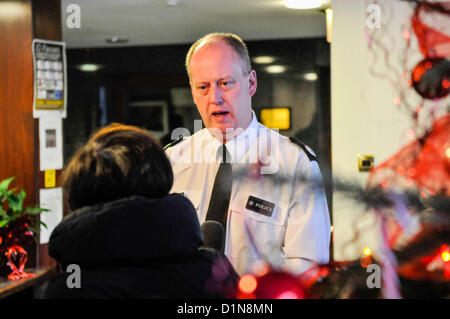 31 décembre 2012, Belfast, Irlande du Nord. Le chef de police adjoint George Hamilton donne une interview à un journaliste UTV Sara Moore, après la tentative de meurtre d'un agent et sa famille PSNI, lorsqu'une bombe a été trouvé sous sa voiture. Crédit : Stephen Barnes / Alamy Live News Banque D'Images