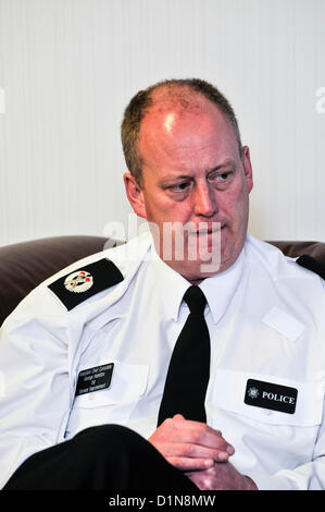 31 décembre 2012, Belfast, Irlande du Nord. Sous-Directeur de la police (2014, nommé chef de la police) George Hamilton donne une conférence de presse à la suite de la tentative de meurtre d'un agent et sa famille PSNI, lorsqu'une bombe a été trouvé sous sa voiture. Crédit : Stephen Barnes / Alamy Live News Banque D'Images