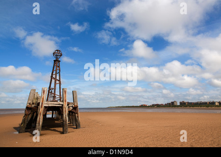 Fin de l'abandon St Annes pier sur plage à marée basse Banque D'Images