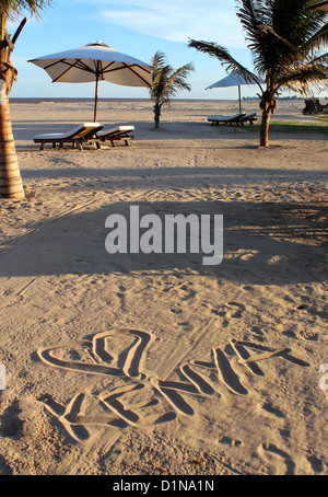 Le Kenya écrit dans le sable d'une plage, Malindi, Kenya, Afrique de l'Est Banque D'Images