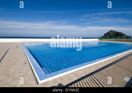 Sky Blue water piscines piscine baignade vide reflète dans l'eau réflexions réflexions propres filtres filtere claire invitant Banque D'Images