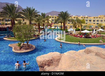 La piscine et les jardins de l'hôtel Marriott Taba Heights, complexe de villégiature au Sinaï en Égypte. Banque D'Images