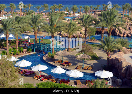 La piscine et les jardins de l'hôtel Marriott Taba Heights, complexe de villégiature au Sinaï en Égypte. Banque D'Images