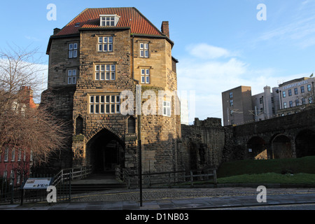 La porte noire, un gardien de donjon normand de Newcastle. Banque D'Images