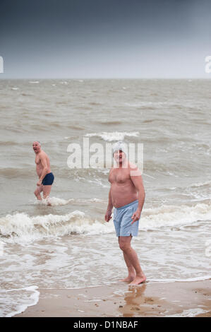 Southend, UK. Le 31 décembre 2012. Les frères Johnson commémoration de la dispersion des cendres de leurs parents sur la plage à Southend on Sea. Les frères ont célébré la cérémonie en gardant leur promesse de nager dans le gel, verglacées, eaux froides de l'an. Credit : Gordon 1928 / Alamy Live News Banque D'Images