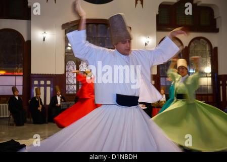 Des Derviches tourneurs soufis mâle dans une cérémonie Sema avec les musiciens et les femmes à la gare d'Istanbul Turquie
