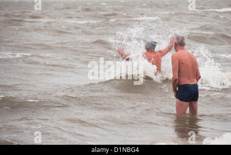 Southend, UK. Le 31 décembre 2012. Les frères Johnson commémoration de la dispersion des cendres de leurs parents sur la plage à Southend on Sea. Les frères ont célébré la cérémonie en gardant leur promesse de nager dans le gel, verglacées, eaux froides de l'an. Credit : Gordon 1928 / Alamy Live News Banque D'Images