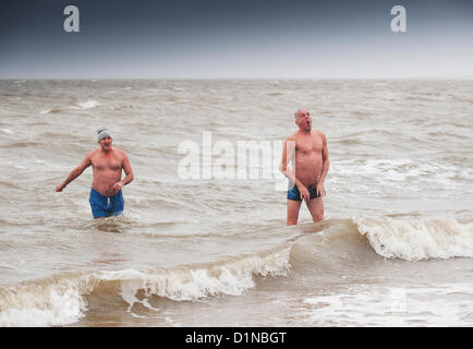 Southend, UK. Le 31 décembre 2012. Les frères Johnson commémoration de la dispersion des cendres de leurs parents sur la plage à Southend on Sea. Les frères ont célébré la cérémonie en gardant leur promesse de nager dans le gel, verglacées, eaux froides de l'an. Credit : Gordon 1928 / Alamy Live News Banque D'Images