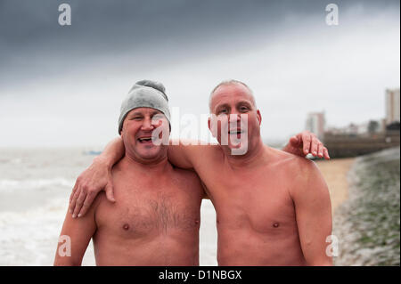 Southend, UK. Le 31 décembre 2012. Les frères Johnson commémoration de la dispersion des cendres de leurs parents sur la plage à Southend on Sea. Les frères ont célébré la cérémonie en gardant leur promesse de nager dans le gel, verglacées, eaux froides de l'an. Credit : Gordon 1928 / Alamy Live News Banque D'Images