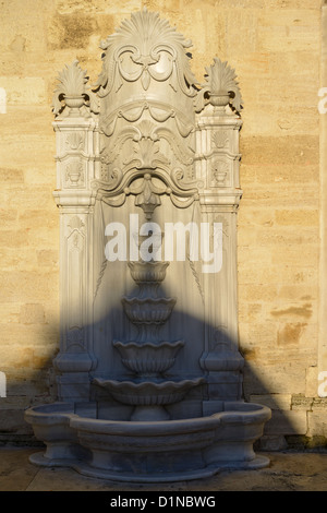 Ombre d'un dôme sur le marbre sculpté fontaine à Eyup Sultan Mosque Istanbul Turquie Banque D'Images