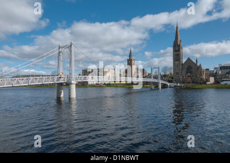 Rivière Ness & pont suspendu piétonnier Highland Inverness Ecosse Banque D'Images