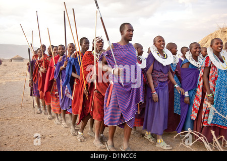 Worriers massaï ou les hommes et les femmes vus dans Olpopongi Village culturel Maasai en Tanzanie;l'Afrique de l'Afrique; Banque D'Images