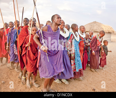 Worriers massaï ou les hommes et les femmes vus dans Olpopongi Village culturel Maasai en Tanzanie;l'Afrique de l'Afrique; Banque D'Images