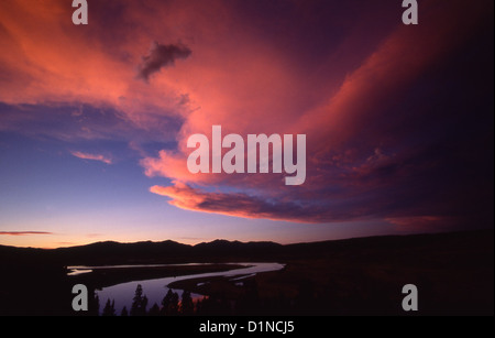 Une vue du parc national de Yellowstone au coucher du soleil, prise depuis le mont Washburn. Le parc est connu pour ses caractéristiques géothermiques, sa faune variée et ses paysages pittoresques, attirant les visiteurs toute l'année. Banque D'Images