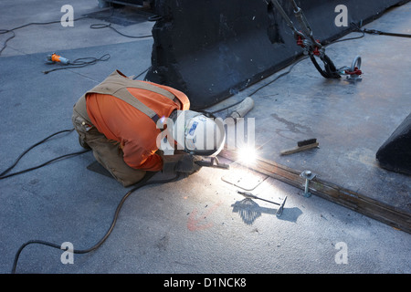 Man welding metal plaques ensemble sur la rue Las Vegas NEVADA USA Banque D'Images