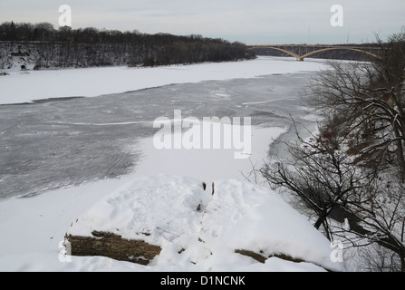 La rivière Mississippi congelé à Saint Paul à la recherche vers le pont de la rue du lac. Banque D'Images