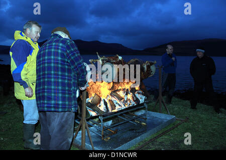 31 décembre 2012 - préparatifs de la torréfaction Hogmanay un cochon à la broche obtenir en cours sur l'île de Mull écossais comme sections locales organiser un événement pour voir en 2013. Credit : Lynne Sutherland/Alamy Live News Banque D'Images