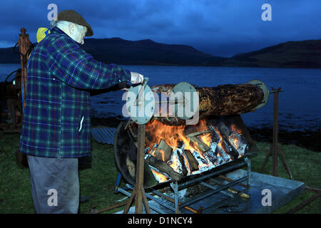 31 décembre 2012 - Les préparatifs entrepris par Hogmanay rôtir un cochon à la broche sur l'île de Mull écossais que les sections locales se préparent à voir en 2013. Credit : Lynne Sutherland/Alamy Live News Banque D'Images