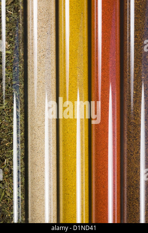 Une sélection d'herbes et d'épices dans des tubes de verre. Banque D'Images