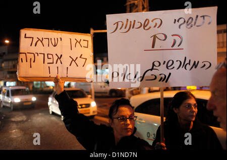 Une femme israélienne porte un panneau en carton en hébreu qui lit « c'est Israël pas l'Afrique » lors d'une manifestation contre des travailleurs migrants africains et des demandeurs d'asile vivant dans la banlieue sud de tel Aviv et demandant l'expulsion immédiate de tous les immigrants africains illégaux d'Israël. Banque D'Images