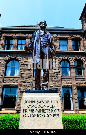 Statue de John Sandfield MacDonald Assemblée législative Queen's Park Toronto (Ontario) Canada Banque D'Images