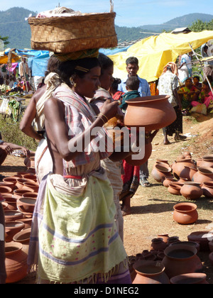 L'Orissa, Inde - NOV 11 - femmes tribales acheter des pots d'argile le Nov 11, 2009, dans la région de Chatikona marché, Orissa, Inde Banque D'Images