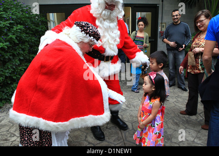 Vieil Homme et femme en costume père noël enfants accueillant au Cambridge Butterfly Conservatory, Ontario, Canada Banque D'Images