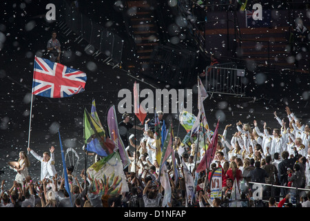 L'équipe britannique dirigée par Chris Hoy porte-drapeau lors des cérémonies d'ouverture, Jeux Olympiques Londres 2012 Banque D'Images