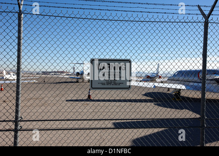 Clôtures métalliques de sécurité avec avertissement espace réservé connectez-vous sur le périmètre de l'aéroport mccarran Las Vegas NEVADA USA Banque D'Images