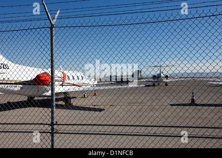 Clôtures métalliques de sécurité avec avertissement espace réservé connectez-vous sur le périmètre de l'aéroport mccarran Las Vegas NEVADA USA Banque D'Images