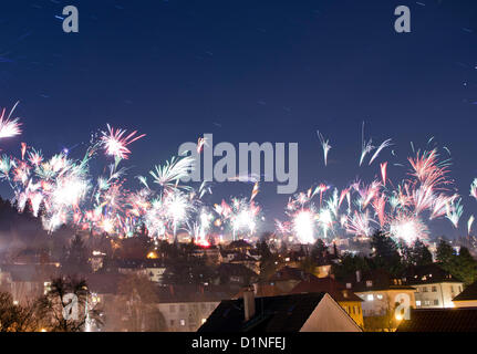 STUTTGART, Allemagne : 01-JAN-2012. L'ensemble de l'artifice exploser ville de Stuttgart dans le sud de l'état de Bade Würtemberg en célébration de l'arrivée de la nouvelle année 2012. (Image composite de 5 photos). © Olli Geibel Banque D'Images