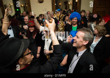 Hôtel particulier Nanteos Aberystwyth, Pays de Galles , Grande-Bretagne, 31 Décembre 2012 / 1er janvier 2013. Revelers célébrant le Nouvel An à la 'Posh Pish' party au luxury b&b le coup de coeur à la périphérie d''Aberystwyth, UK. Situé dans un parc privé de 3 hectares les fêtards n'avait pas de soucis de déranger les voisins, ils ont dansé dans les premières heures de 2013. Photo ©keith morris Banque D'Images