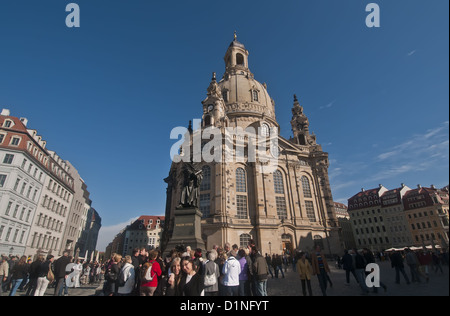 Allemagne Dresde Frauenkirche (église Notre Dame de l'église luthérienne de touristes extérieurs à Plaza Banque D'Images