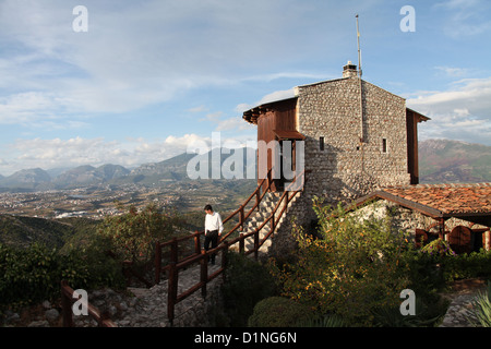 Petrela château perché sur un rocher au-dessus de la vallée d'Erzen près de Tirana en Albanie Banque D'Images