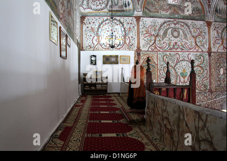 Femme en prière à l'intérieur de la mosquée Et'hem Bey à Tirana Banque D'Images