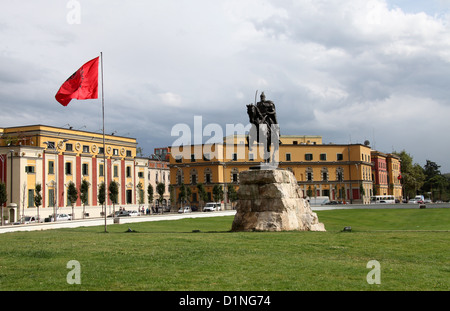 La place Skanderbeg, à Tirana, qui est la capitale de l'Albanie dans les Balkans Banque D'Images