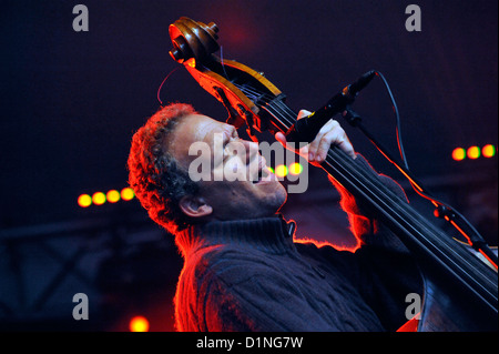 Le contrebassiste israélien Avishai Cohen sur scène à la Stockholm Jazz Festival. Banque D'Images