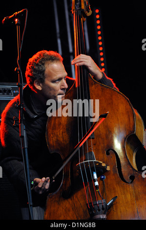 Le contrebassiste israélien Avishai Cohen sur scène à la Stockholm Jazz Festival. Banque D'Images