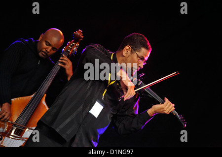 Groupe de jazz contemporain effectue à Stockholm Jazz Festival. Le chef est Courtney Pine, multi-instrumentiste britannique. Banque D'Images