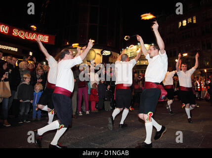 Des danseurs masculins avec des torches enflammées Newcastle new years Eve party 2012 carnaval ou North East England UK Banque D'Images